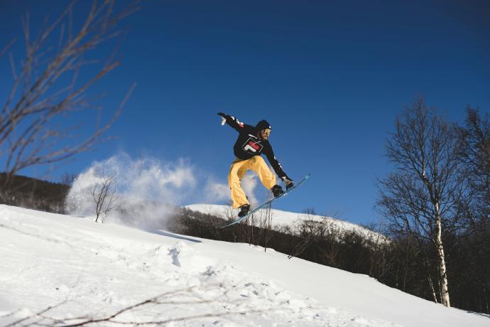man standing on the snowboard